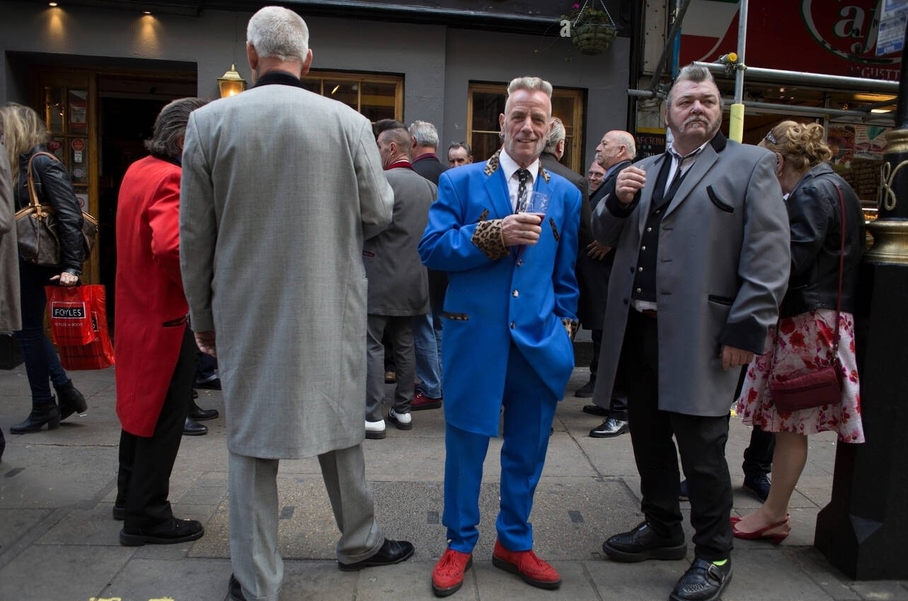 Styles Vestimentaires Mode Teddy Boy/GirlUn style qui s'inspire de l'esthétique industrielle, mettant en avant des vêtements avec des matériaux bruts et des accessoires en métal.